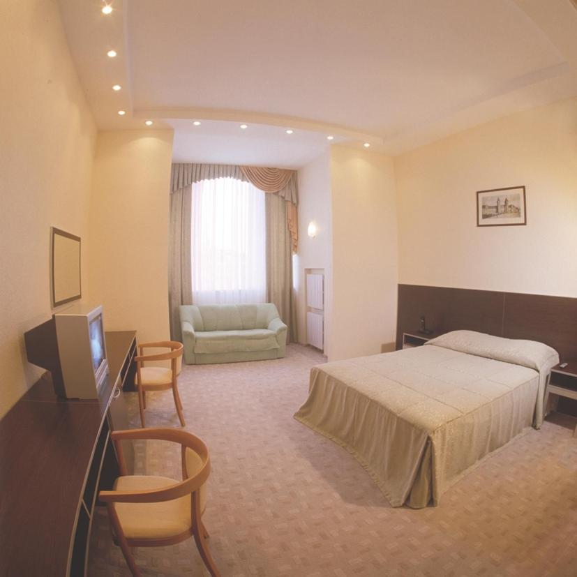 Astoria Hotel Dnipro Ruang foto